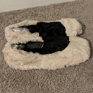 Pretty Vivienne Hu NY size 7 black cream faux fur fill hard bottom slipper new